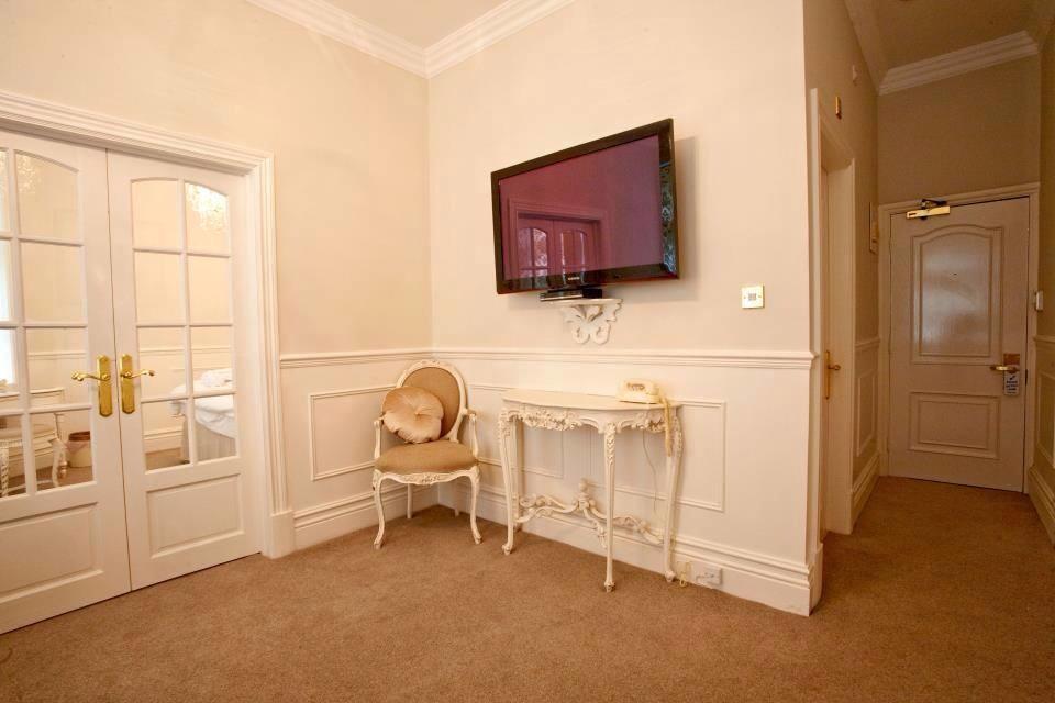 The Blueberry Hotel Pontypridd ภายนอก รูปภาพ
